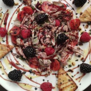 ENSALADA DE PERDIZ ROJA CON FRUTOS DEL BOSQUE Y QUESO FRESCO.