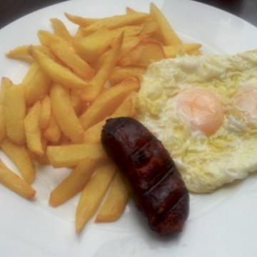 HUEVOS FRITOS CON CHORIZO CASERO A LA BRASA Y PATATAS FRITAS   