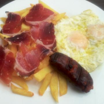 HUEVOS FRITOS CON JAMON IBERICO , CHORIZO Y PATATAS
