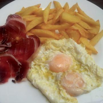 OUS FREGITS AMB JAMÓ IBÈRIC I PATATES FREGIDES