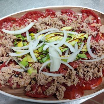TOMATE CON CON aguacate Y ATÚN.