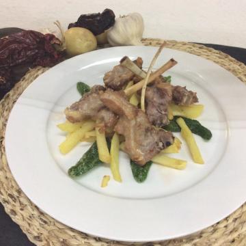 Chuletillas de Lechal con papas fritas y pimientos de Padrón