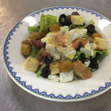 Ensalada de salmón ahmado, guacamole y vinagreta tex mex