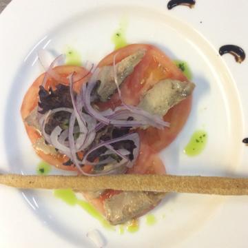 Ensalada de Tomate de Cantabria con ventresca de bonito y cebolla roja