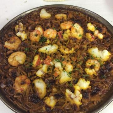 Fideua de langostinos, gambas y santiaguiño