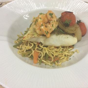 Lomo de merluza de Anzuelo con noodles y langostinos