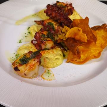 Pulpo emparrillado con  hummos de garbanzos y pimentón