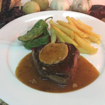 Solomillo de vaca tournedo con medallón de foie y salsa trufada