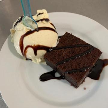 Brownie con nueces con helado