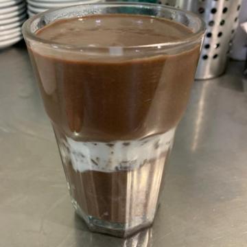 Chocolat chaud avec 1 boule de glace