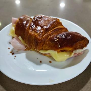 Cruasán de jamón York y queso gouda 
