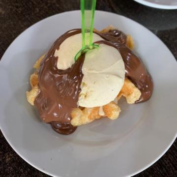 Gofre caliente con helado