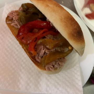 Montadito de atún con pimientos asados