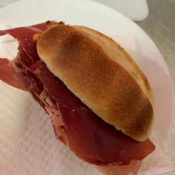 Montadito de jamón con salmorejo