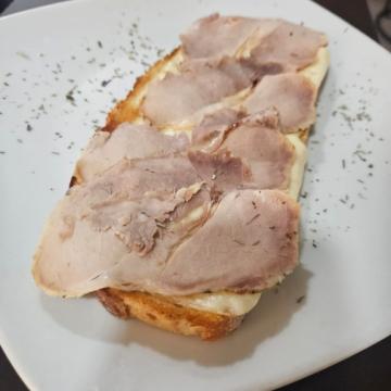 Brød med carne mechada og Gouda ost