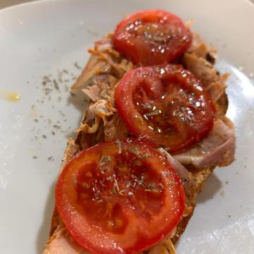 Tosta de chicharrones con tomate 