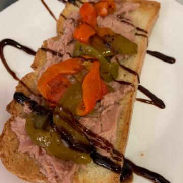 Tosta di peperoni arrostiti con tonno