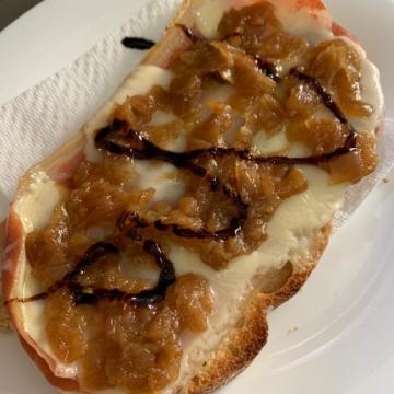 Tosta di formaggio Gouda, prosciutto e cipolla caramellata