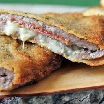 Cachopo de ternera con queso de cabrales  y jamón ibérico