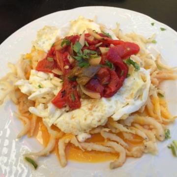 Chanquetes con huevos de corral y piquillo
