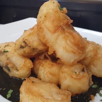 Delicias de Bacalao en tempura con salsa de chipirones