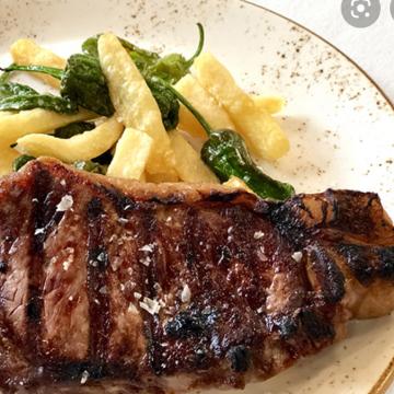 Entrecote de vaca madurada a la parrilla de carbon, con guarnición