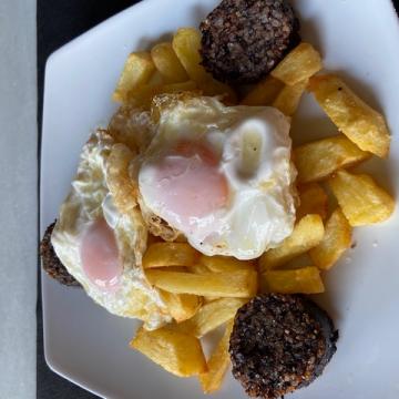 Huevos rotos de corral con morcilla de Burgos D.O