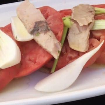 Tomate de la reina con cebolleta y ventresca