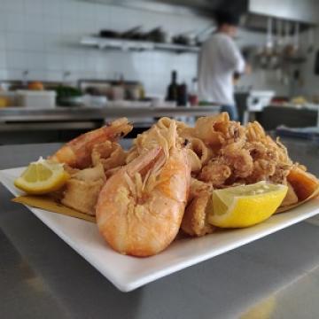 FRITURA CALAMARES Y GAMBAS